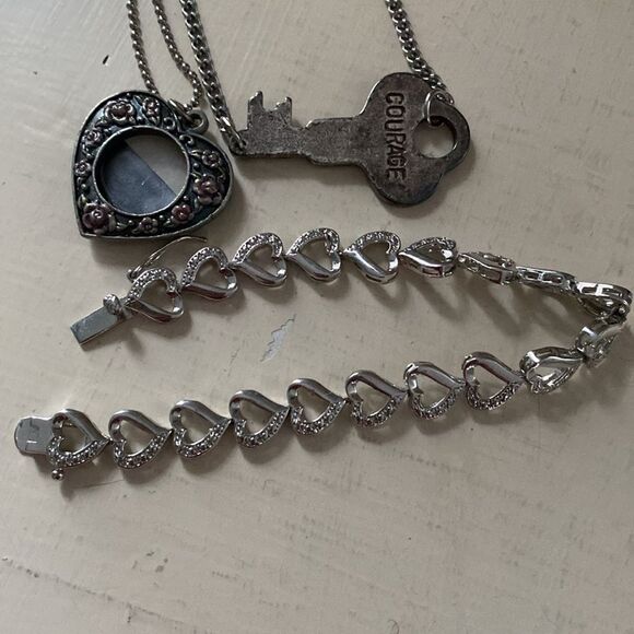 Key to your heart jewelry lot - 2 necklaces, 1 bracelet, pierced earrings - Picture 16 of 16